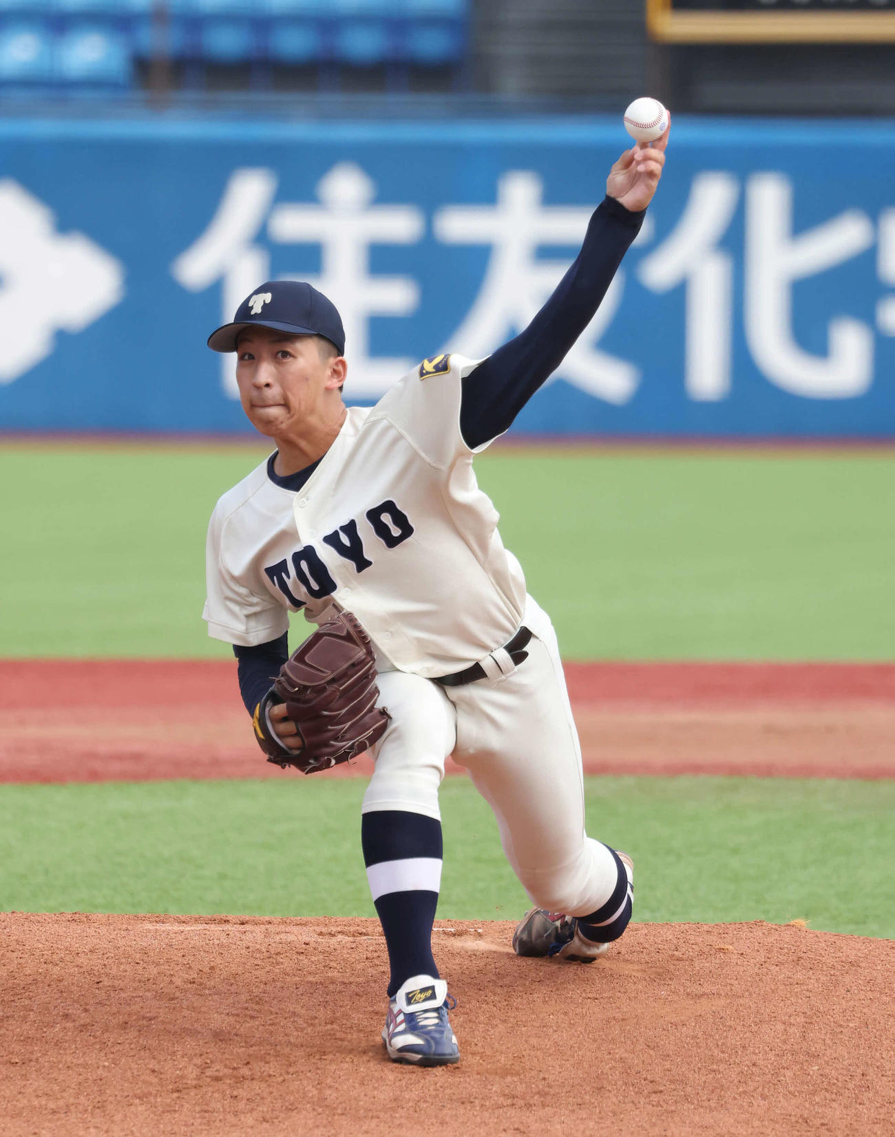 国学院大対東洋大　力投する東洋大細野（撮影・丹羽敏通）