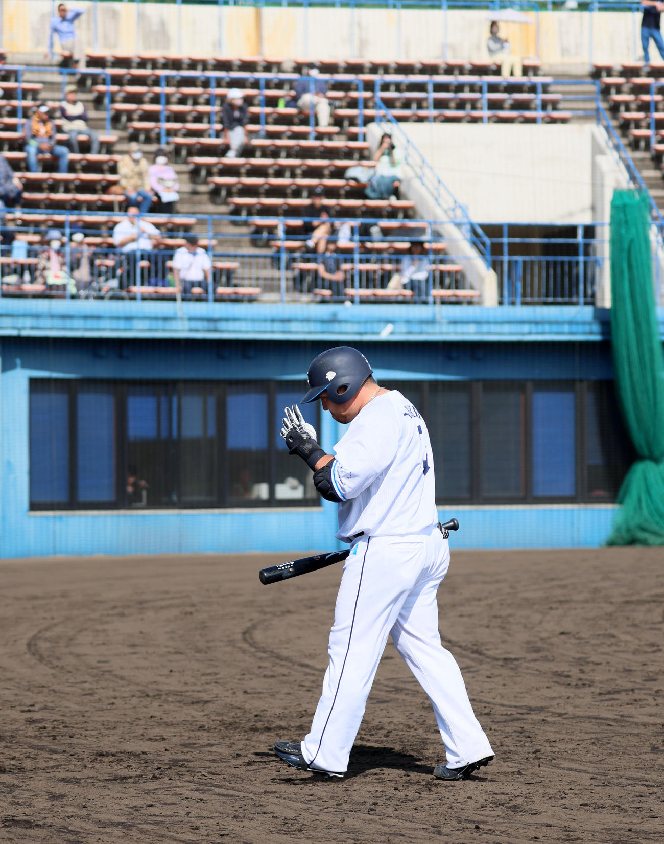 西武対巨人　6回裏西武1死一塁、山川は四球を選んで代走モンテルと交代し、ベンチへ向かって一礼する（撮影・加藤哉）