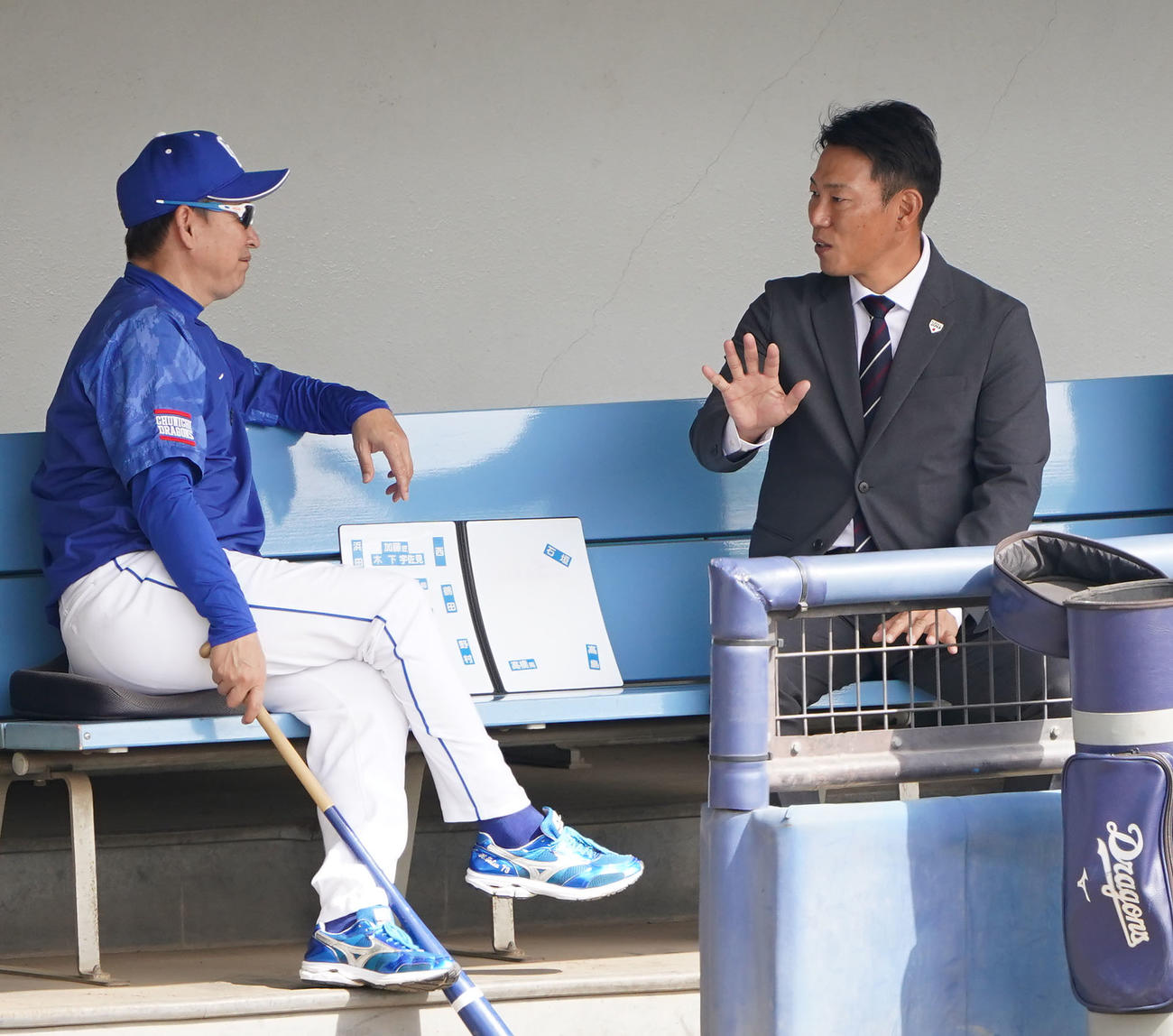 中日秋季練習を視察に訪れた立浪監督と言葉を交わす侍ジャパン井端監督（右）（撮影・森本幸一）