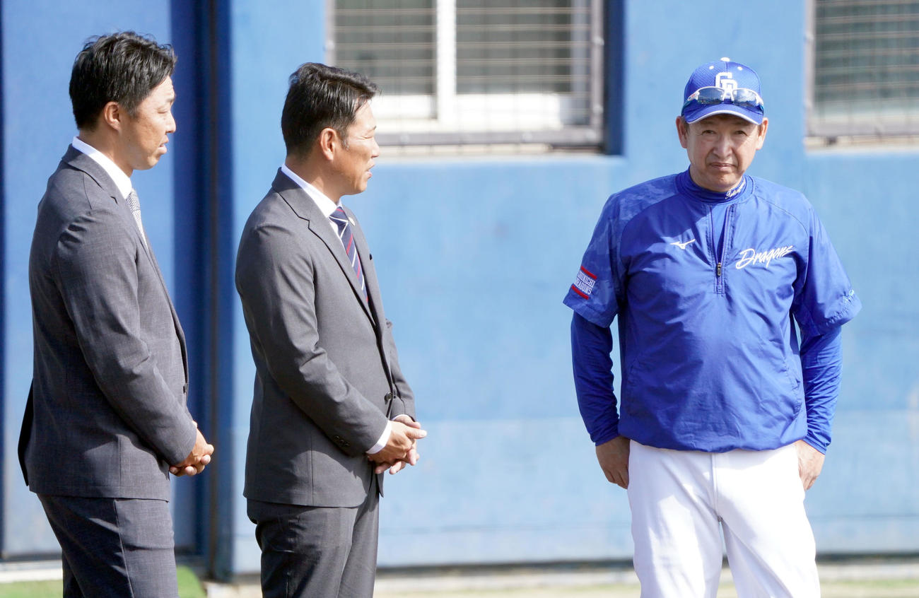 中日秋季練習を視察に訪れた立浪監督と言葉を交わす侍ジャパン井端監督（中央）（撮影・森本幸一）