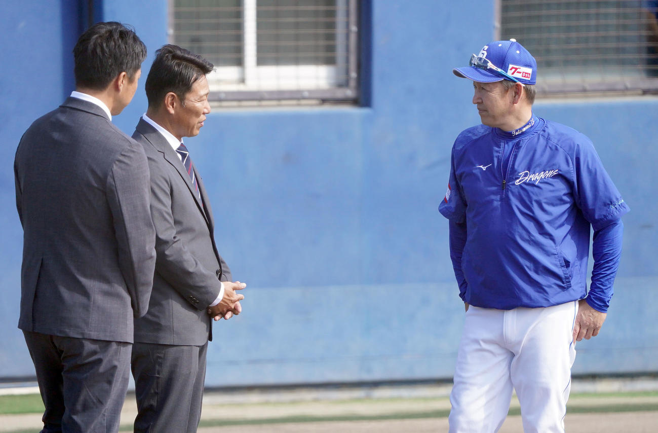 中日秋季練習を視察に訪れた立浪監督と言葉を交わす侍ジャパン井端監督（中央）（撮影・森本幸一）