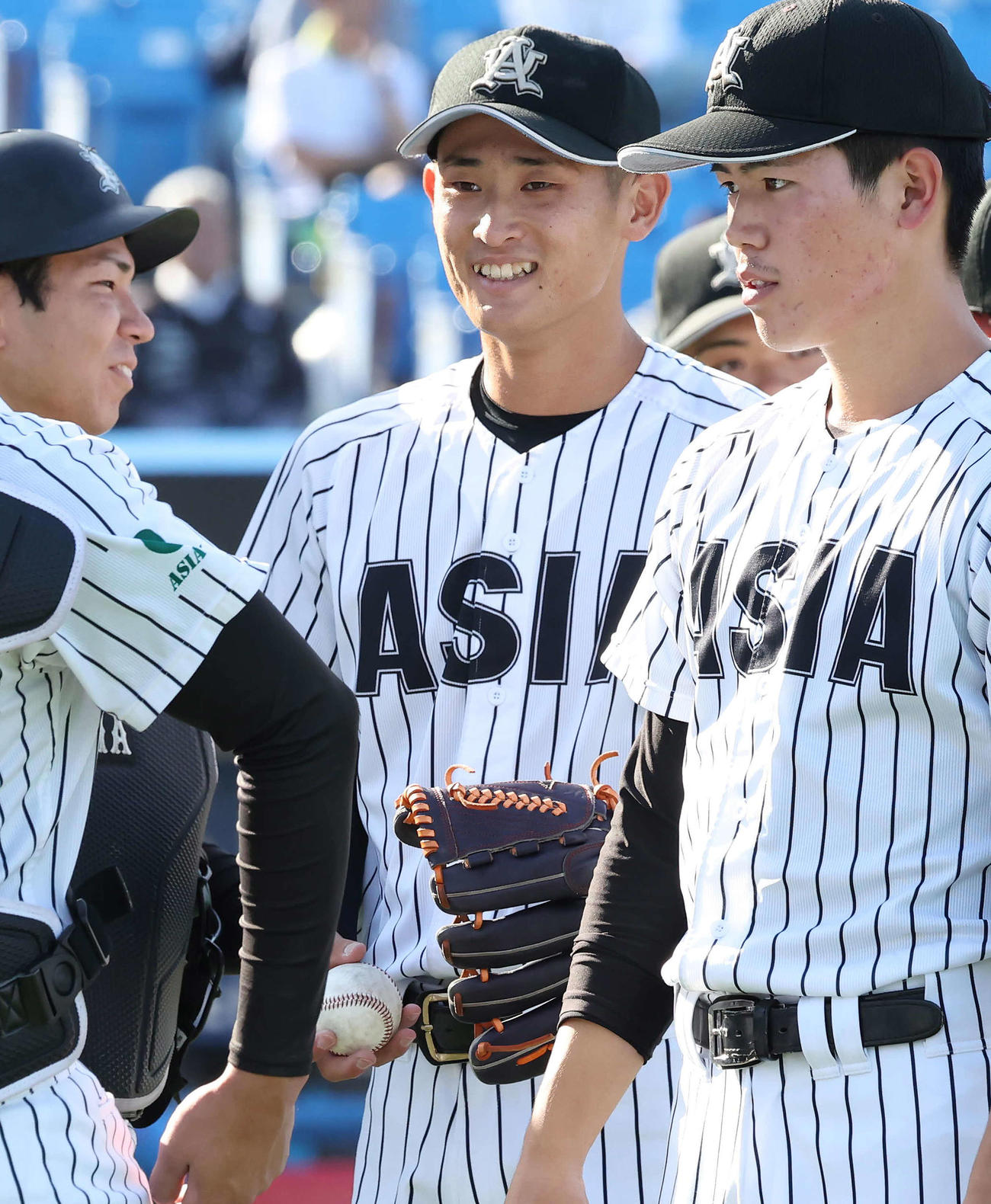 青学大対亜大　完封勝利して笑顔を見せる亜大草加（中央）（撮影・丹羽敏通）