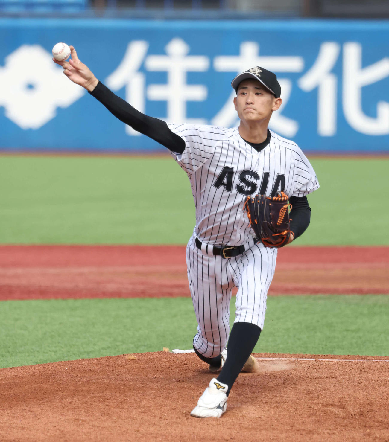 青学大対亜大　力投する亜大先発草加（撮影・丹羽敏通）