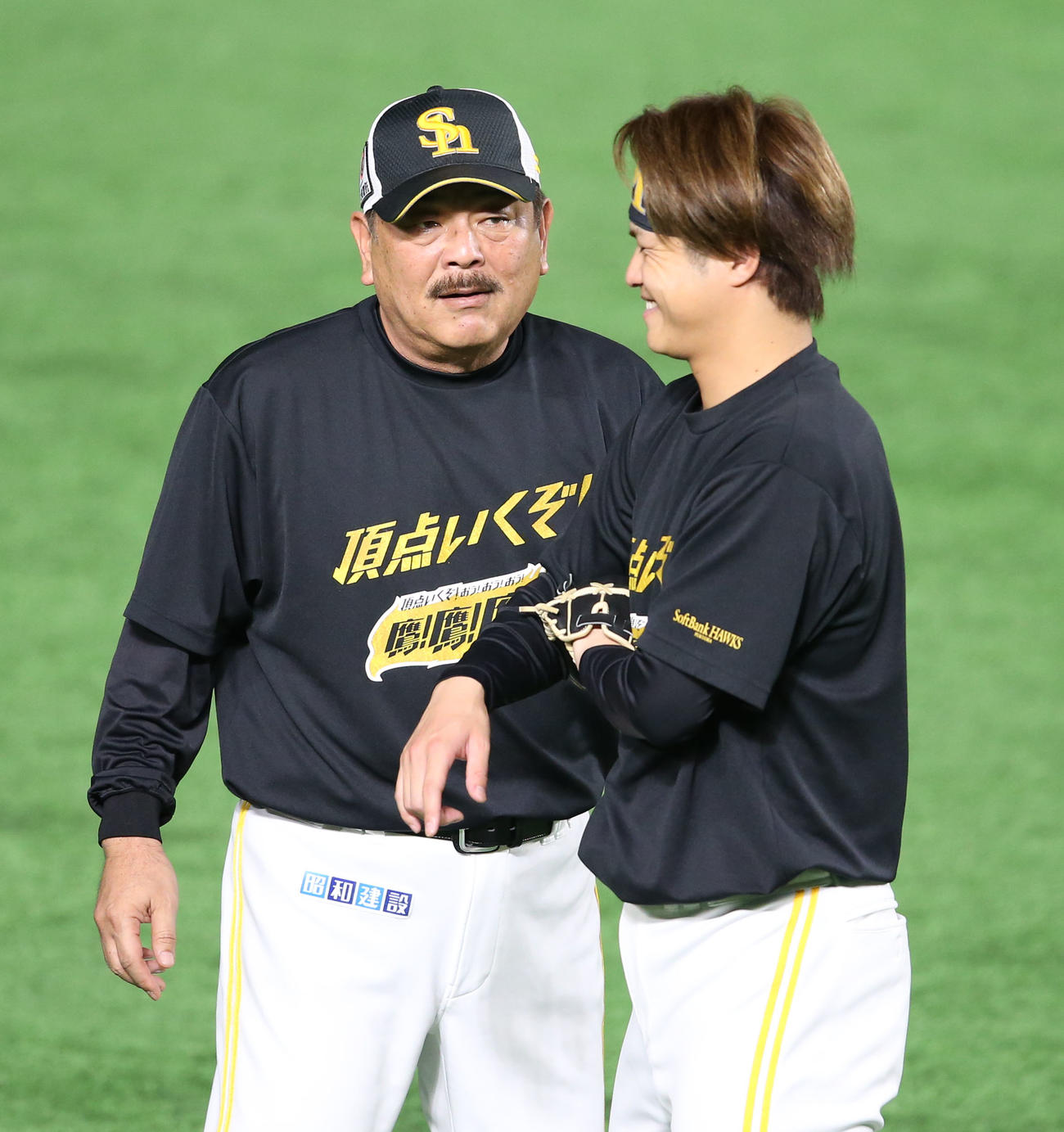 甲斐野（右）と談笑する藤本監督（撮影・冨田成美）