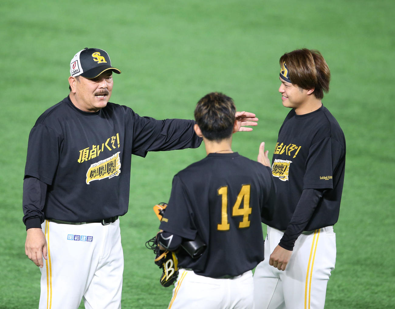 藤本監督（左）は甲斐野らと談笑する（撮影・冨田成美）