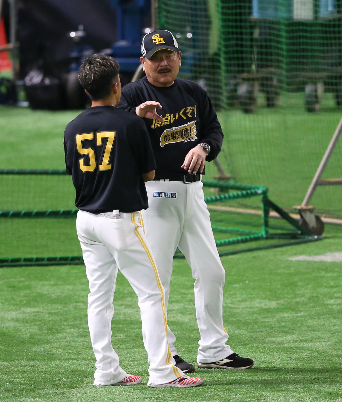 嘉弥真（左）と話をする藤本監督（撮影・冨田成美）