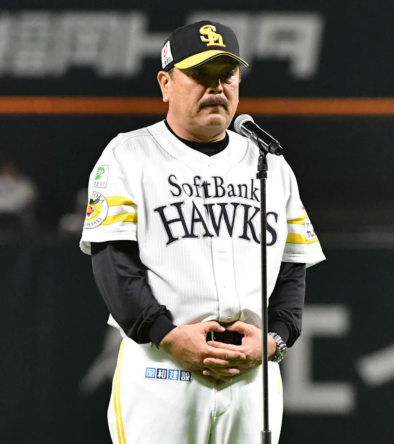 10月3日、ホーム最終戦セレモニーのあいさつで言葉を詰まらせる藤本監督