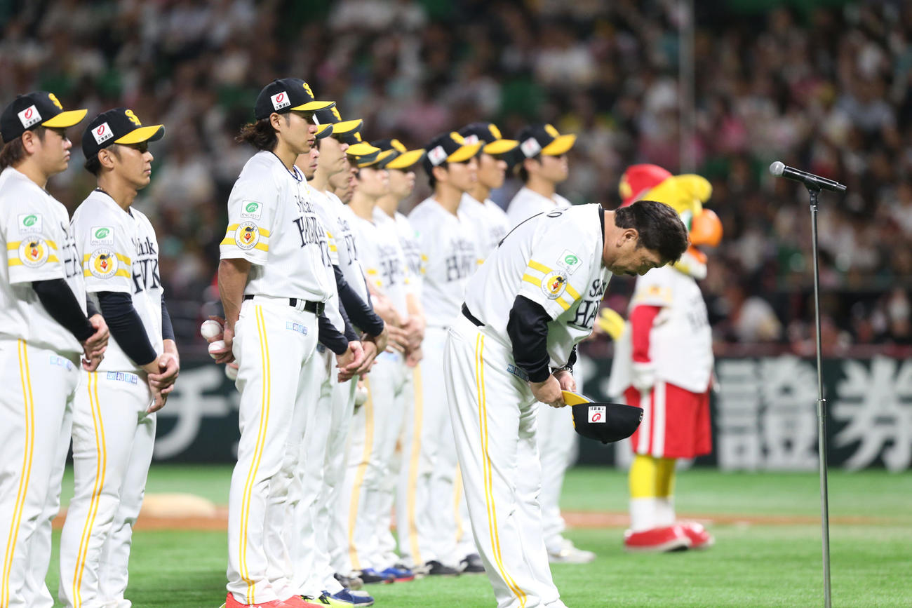 10月3日、ホーム最終戦セレモニーでファンにあいさつをする藤本監督