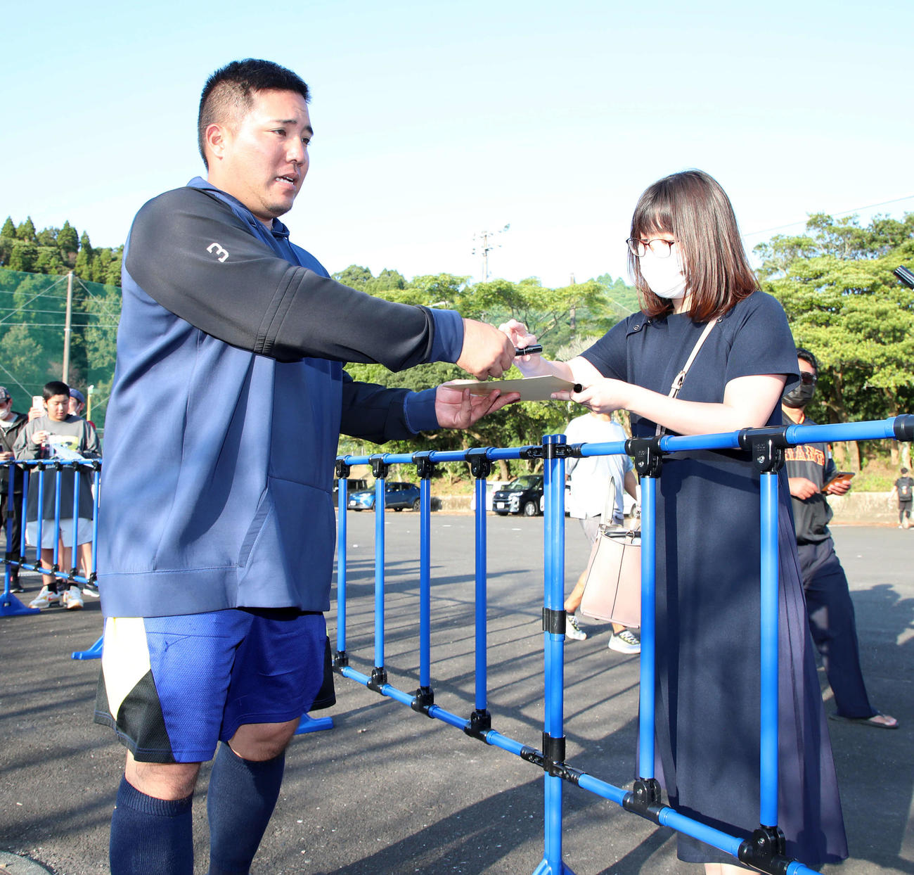 西武対巨人　試合後、ファンにサインする山川（撮影・加藤哉）