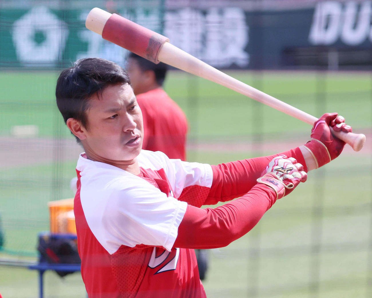 ティー打撃練習をする堂林（撮影・加藤孝規）