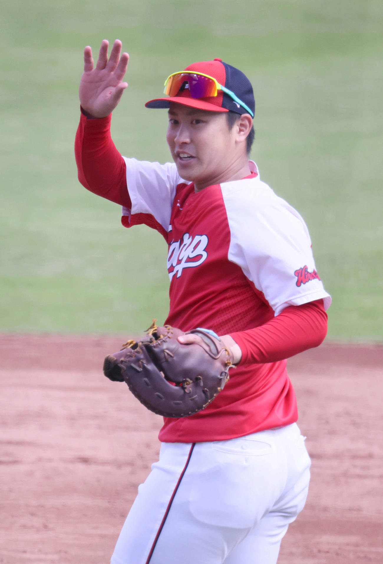 広島全体練習　一塁でノックを受ける堂林（撮影・加藤孝規）