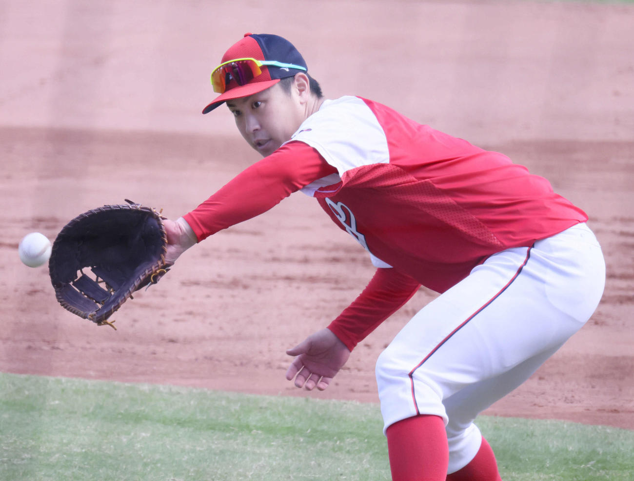 広島全体練習　一塁でノックを受ける堂林（撮影・加藤孝規）