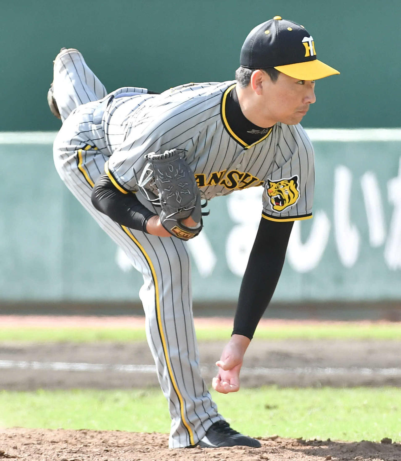 楽天対阪神　6回裏から登板した、阪神2番手の岩崎（撮影・岩下翔太）