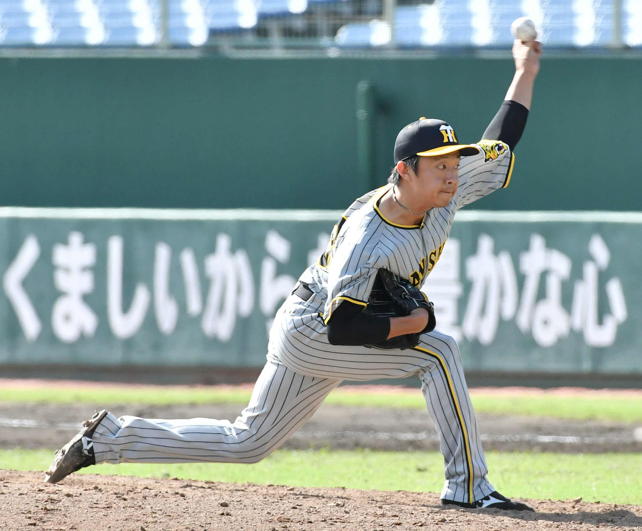 楽天対阪神　7回裏から登板した、阪神3番手の島本（撮影・岩下翔太）