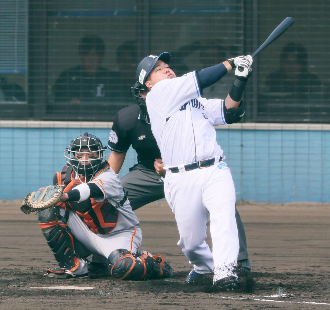 西武対巨人　4回裏西武2死、山川は全力の空振りを見せる（撮影・加藤哉）