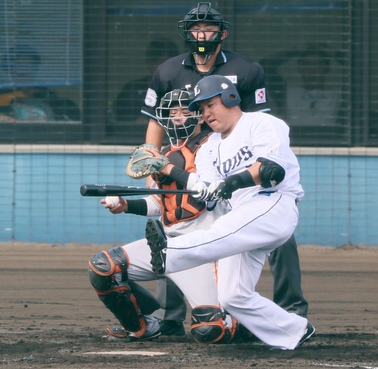西武対巨人　4回裏西武2死、山川は渾身の空振りを見せる（撮影・加藤哉）