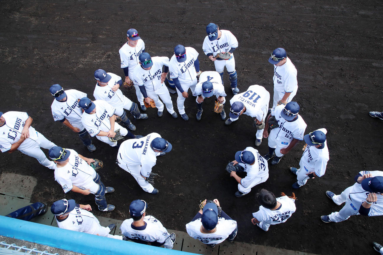 西武対巨人　試合前の円陣に参加する西武山川（中央）（撮影・加藤哉）