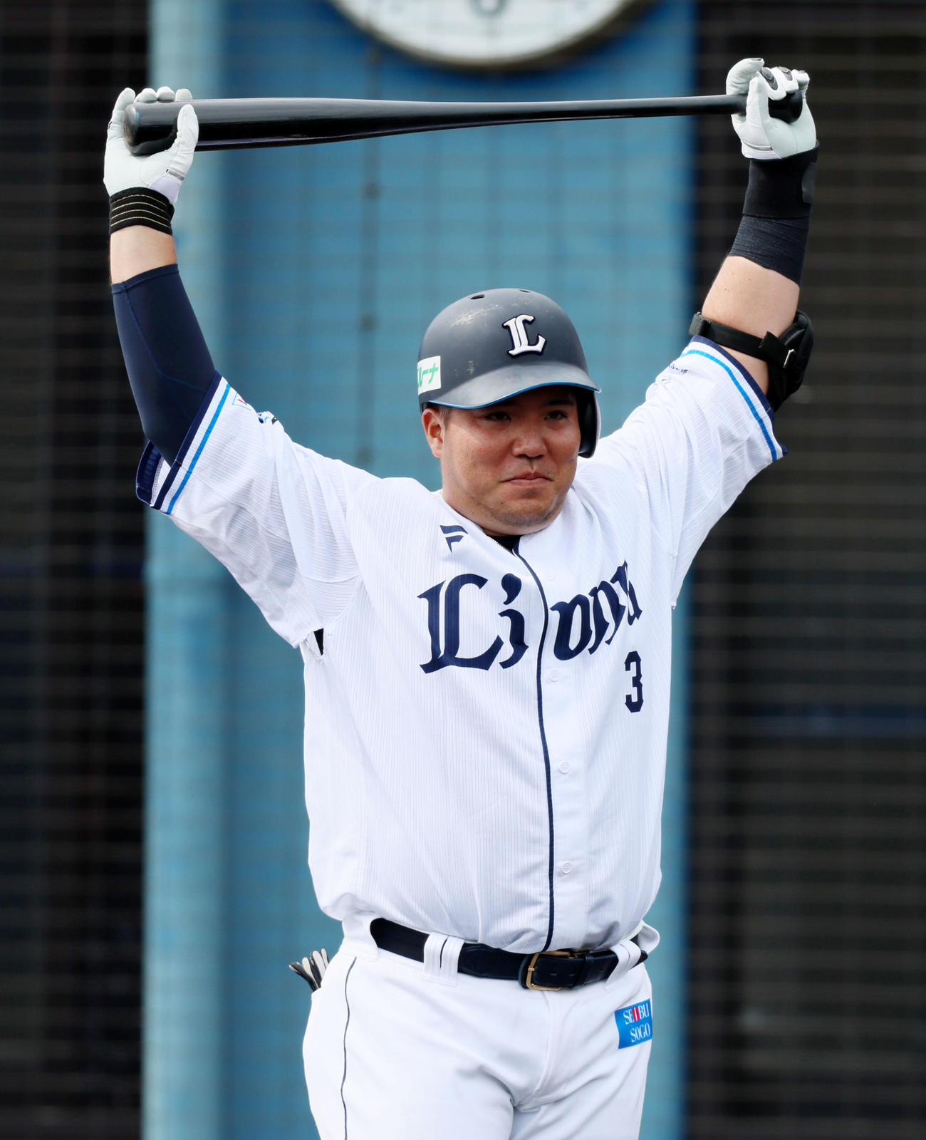 西武対巨人　2回裏西武無死、打席へ向かう山川（撮影・加藤哉）