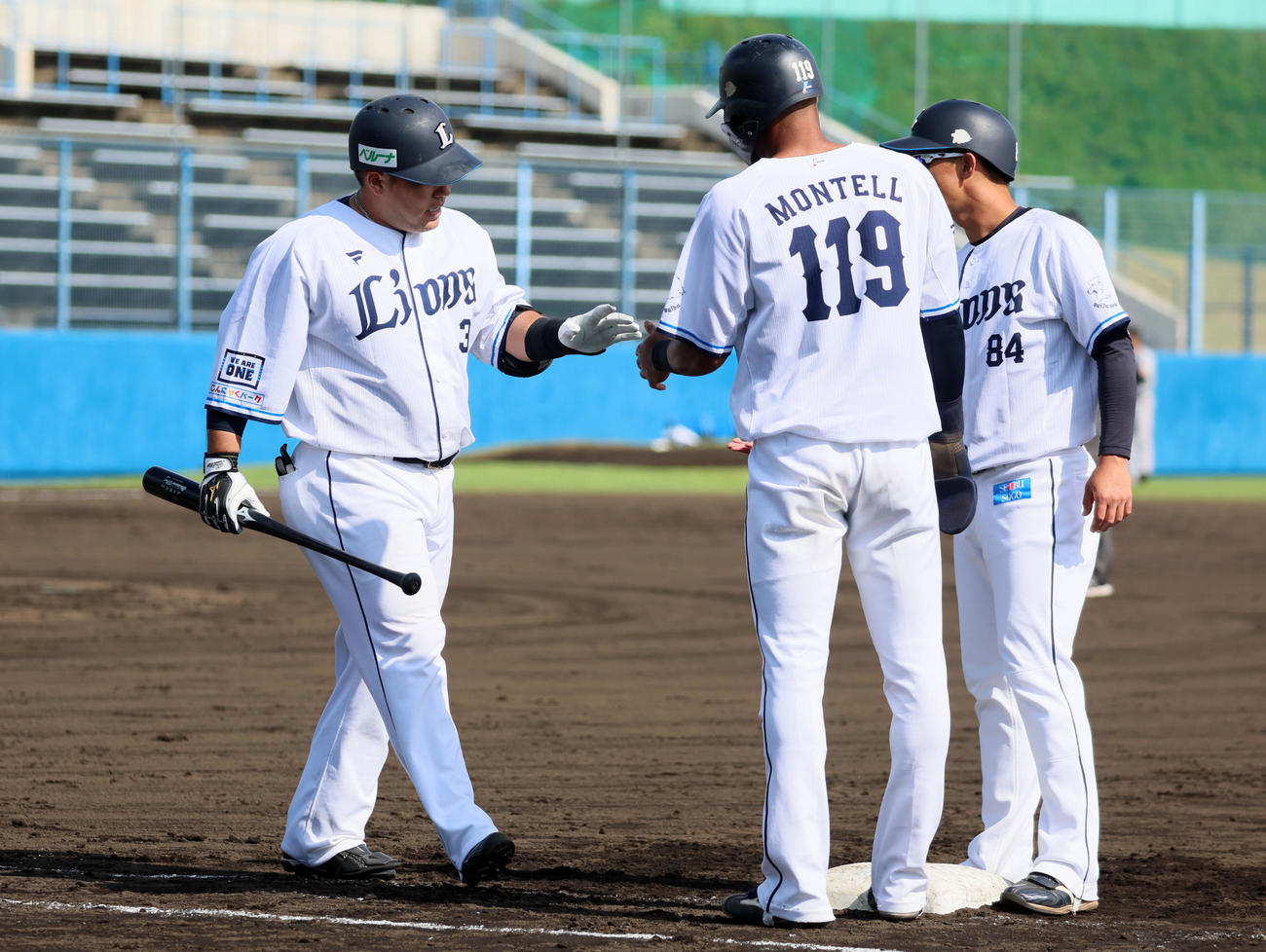 西武対巨人　6回裏西武1死一塁、山川は四球を選んで一塁へ進み代走のモンテル（右）と交代する（撮影・加藤哉）