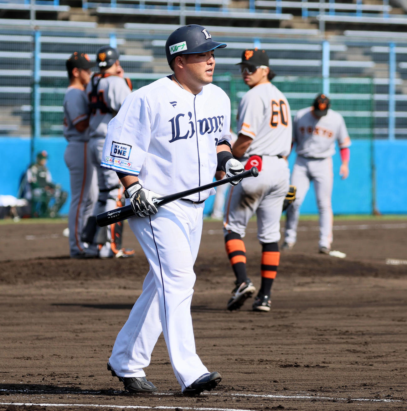 西武対巨人　6回裏西武1死一塁、山川は四球を選んで一塁へ進む（撮影・加藤哉）