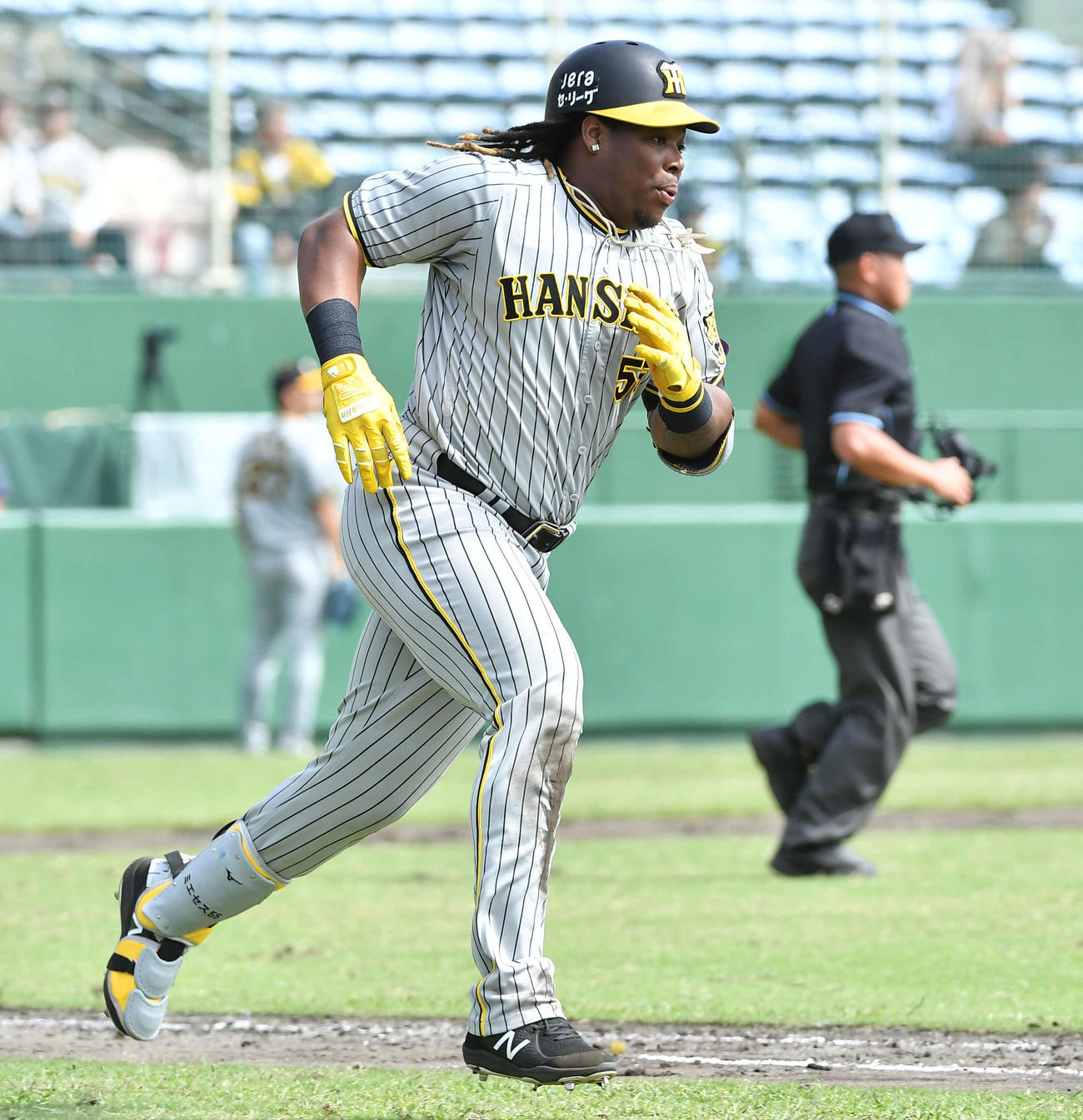 楽天対阪神　4回表阪神2死、ミエセスは左二塁打を放つ（撮影・岩下翔太）