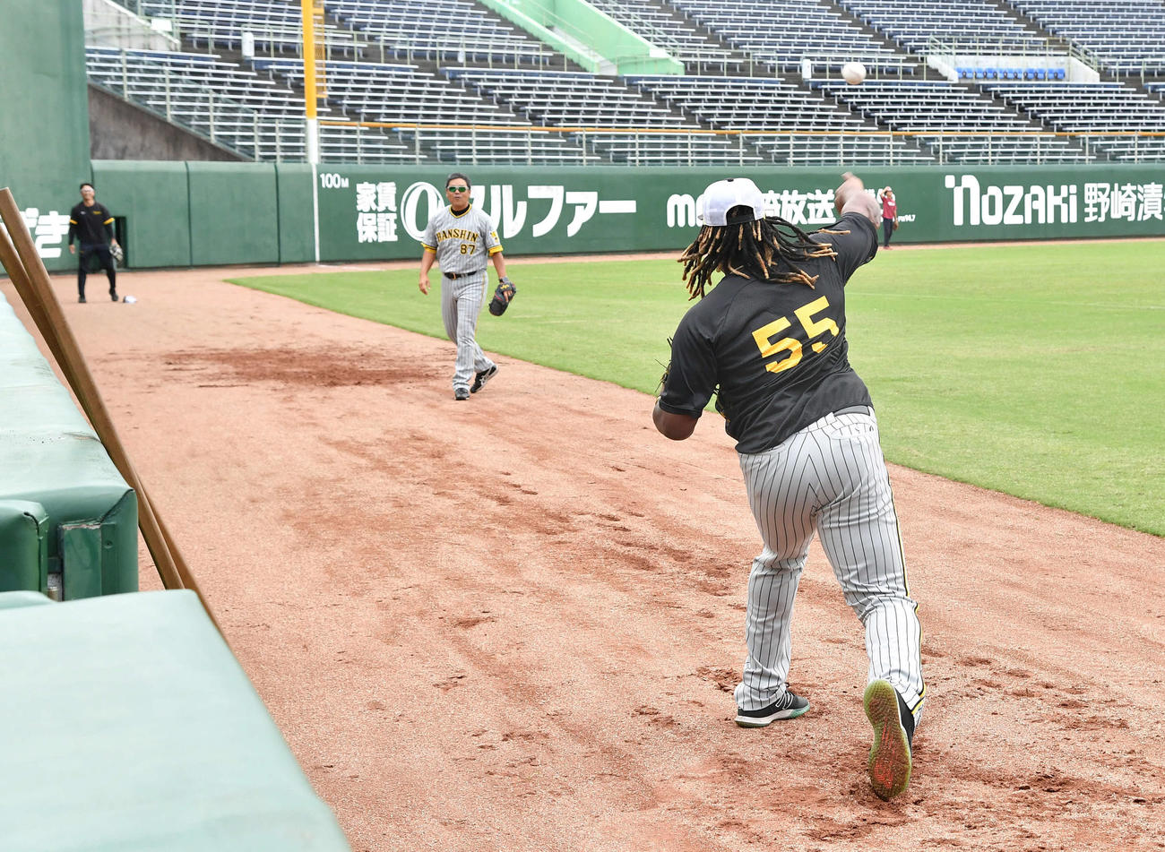 楽天対阪神　捕手の送球練習に乱入したミエセス（撮影・岩下翔太）