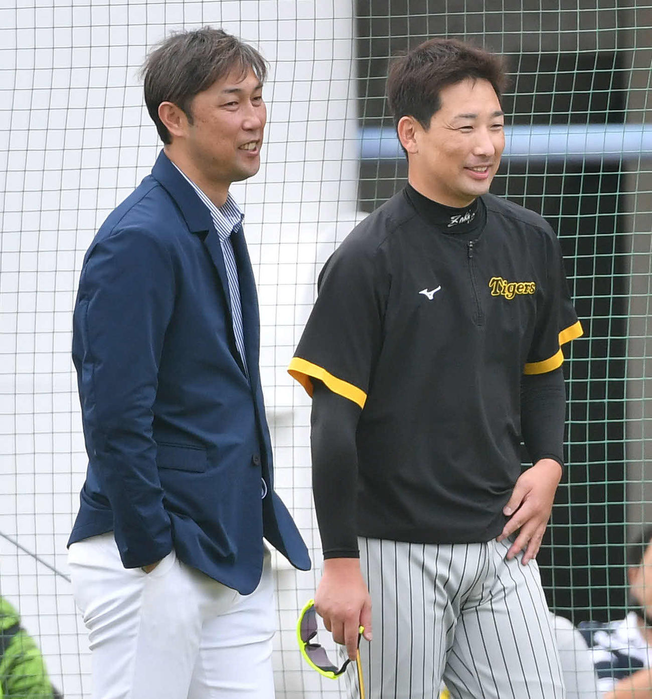 楽天対阪神　金村氏（左）と話す岩崎（撮影・岩下翔太）