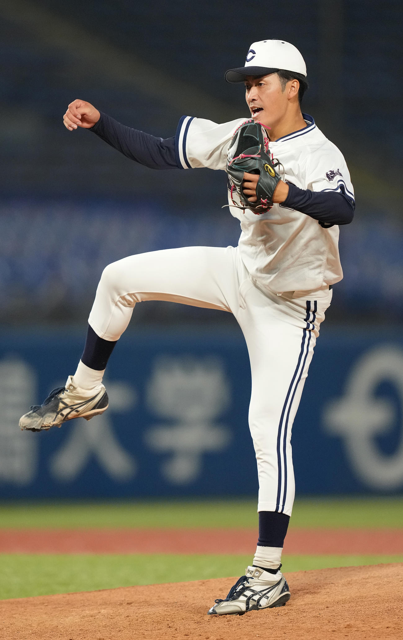 日大対中大　9回表日大2死一塁、谷端を空振り三振に仕留め、完封勝利の西舘（撮影・鈴木みどり）