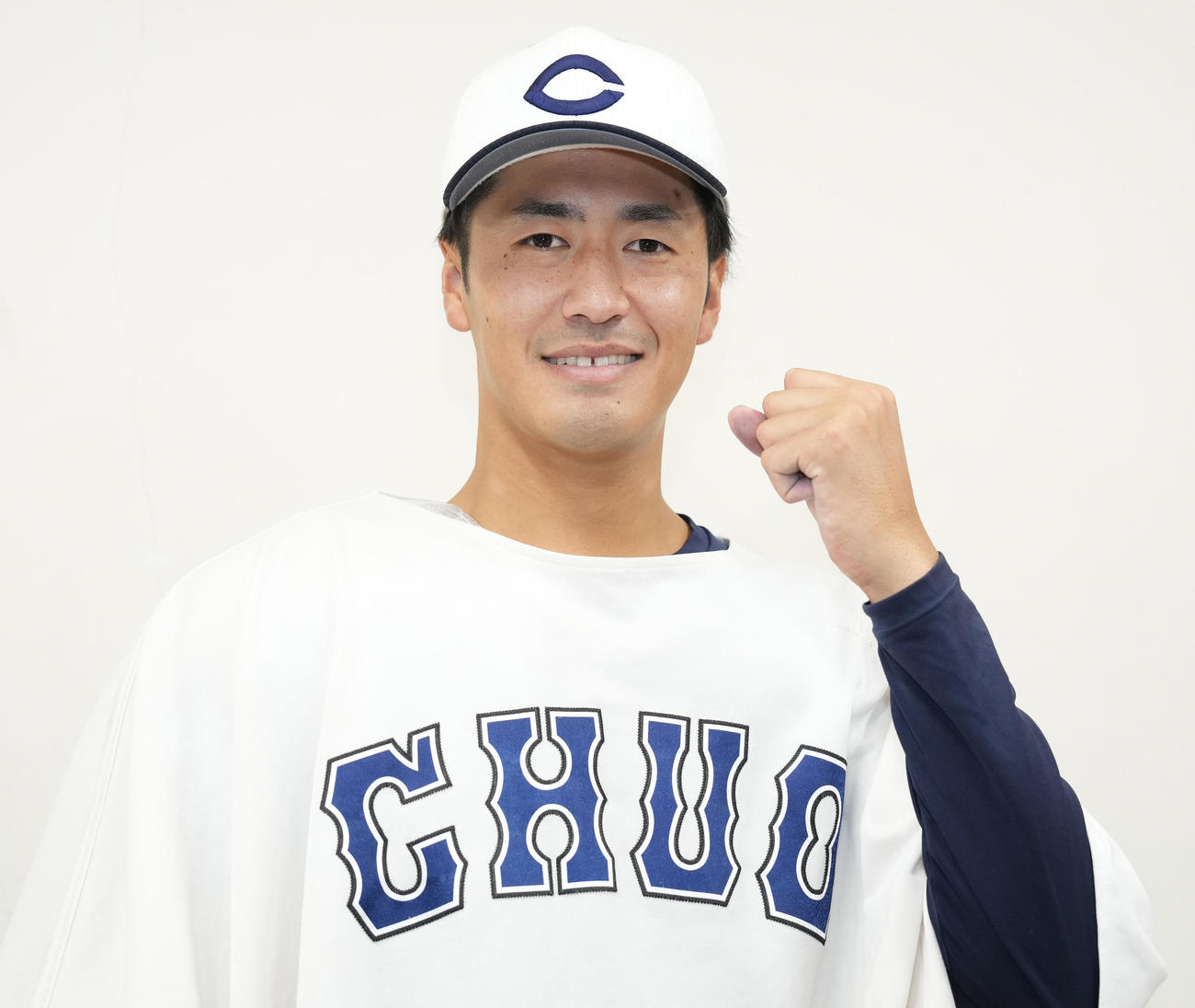 日大対中大　完封勝利し、笑顔でガッツポーズする中大・西舘（撮影・鈴木みどり）