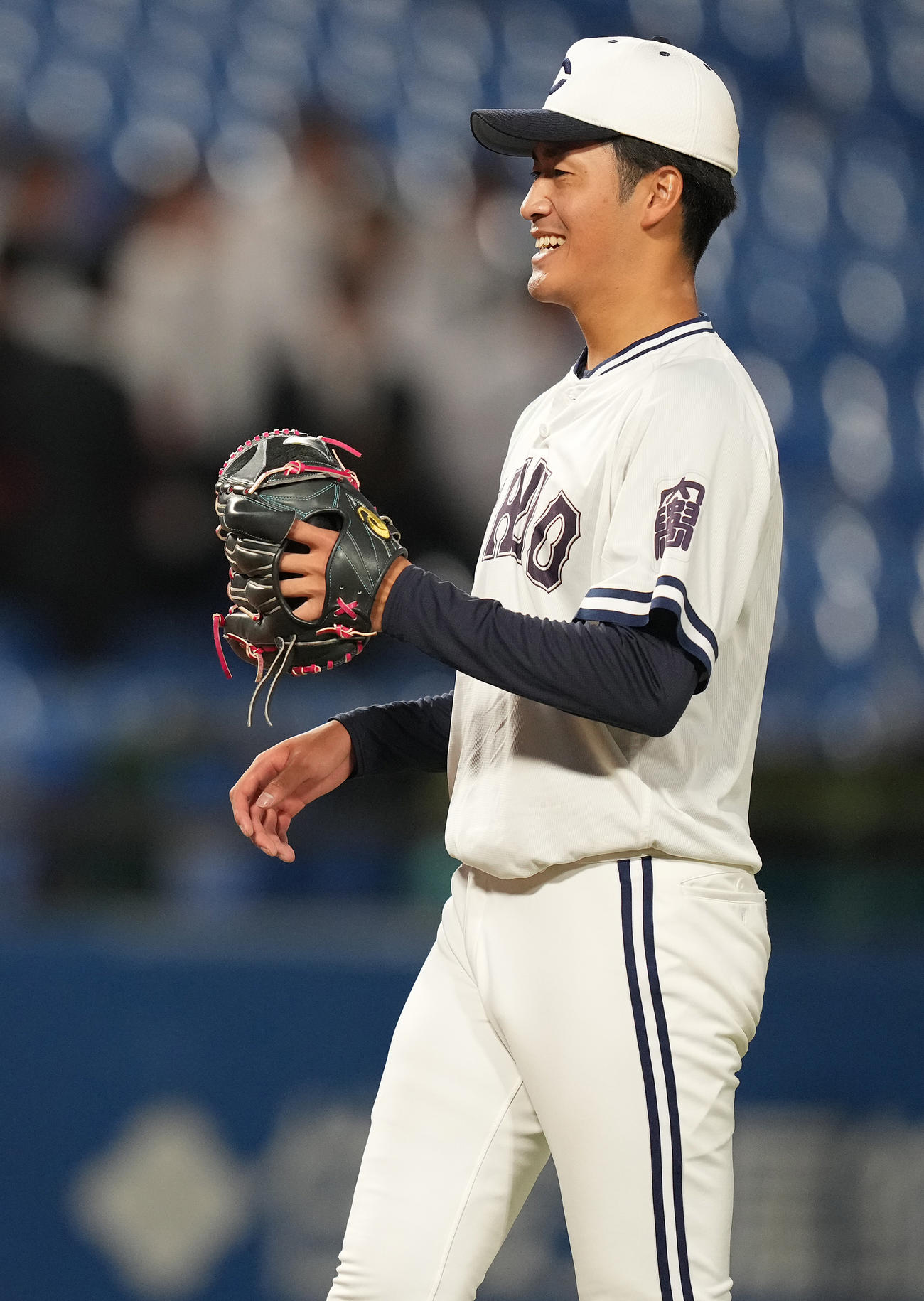 日大対中大　完封勝利し、笑顔の中大・西舘（撮影・鈴木みどり）
