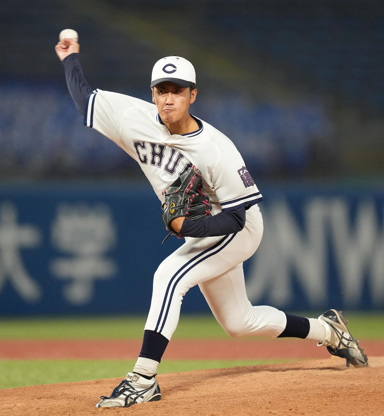日大対中大　先発し力投する中大・西舘（撮影・鈴木みどり）