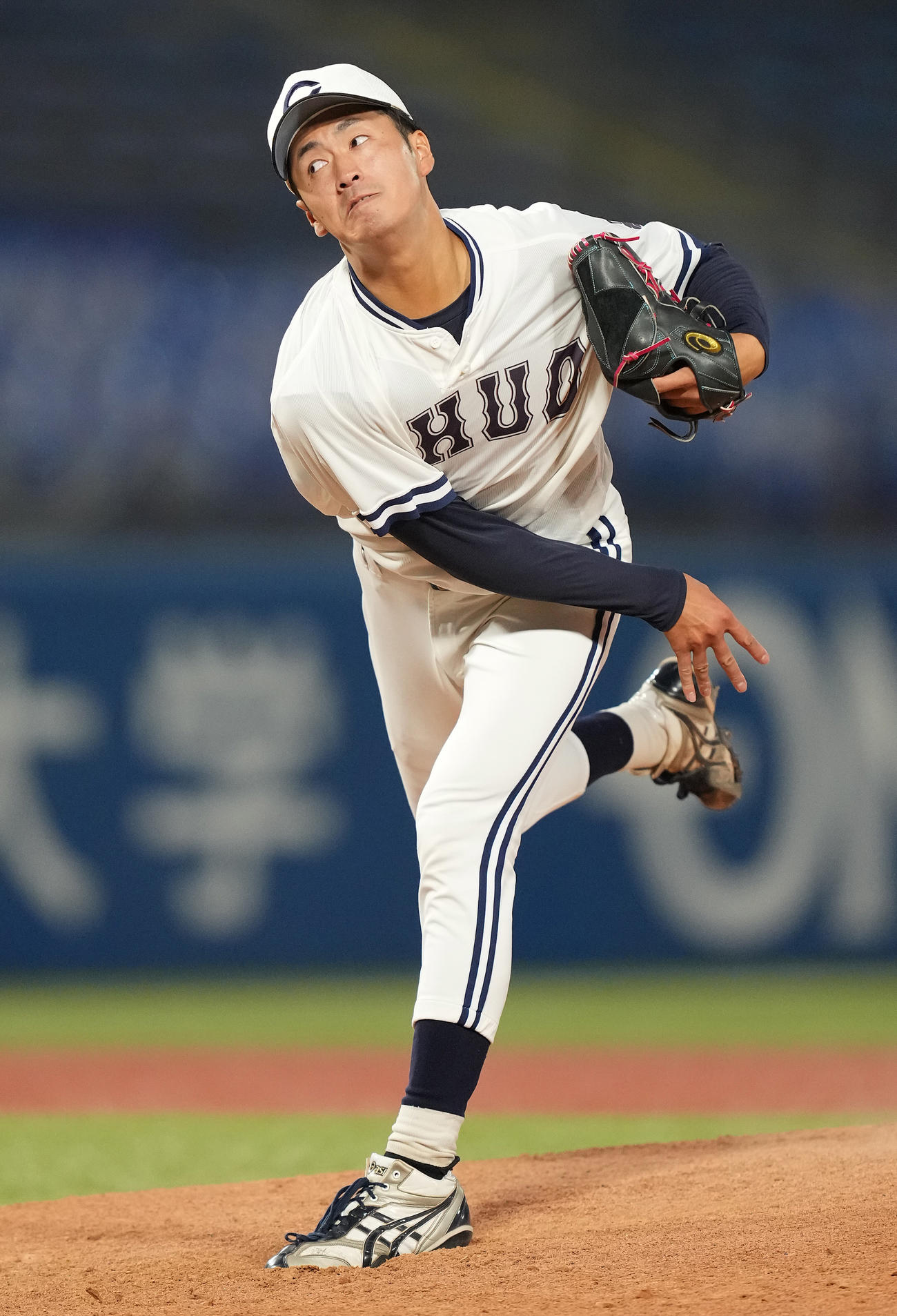 日大対中大　先発し力投する中大・西舘（撮影・鈴木みどり）