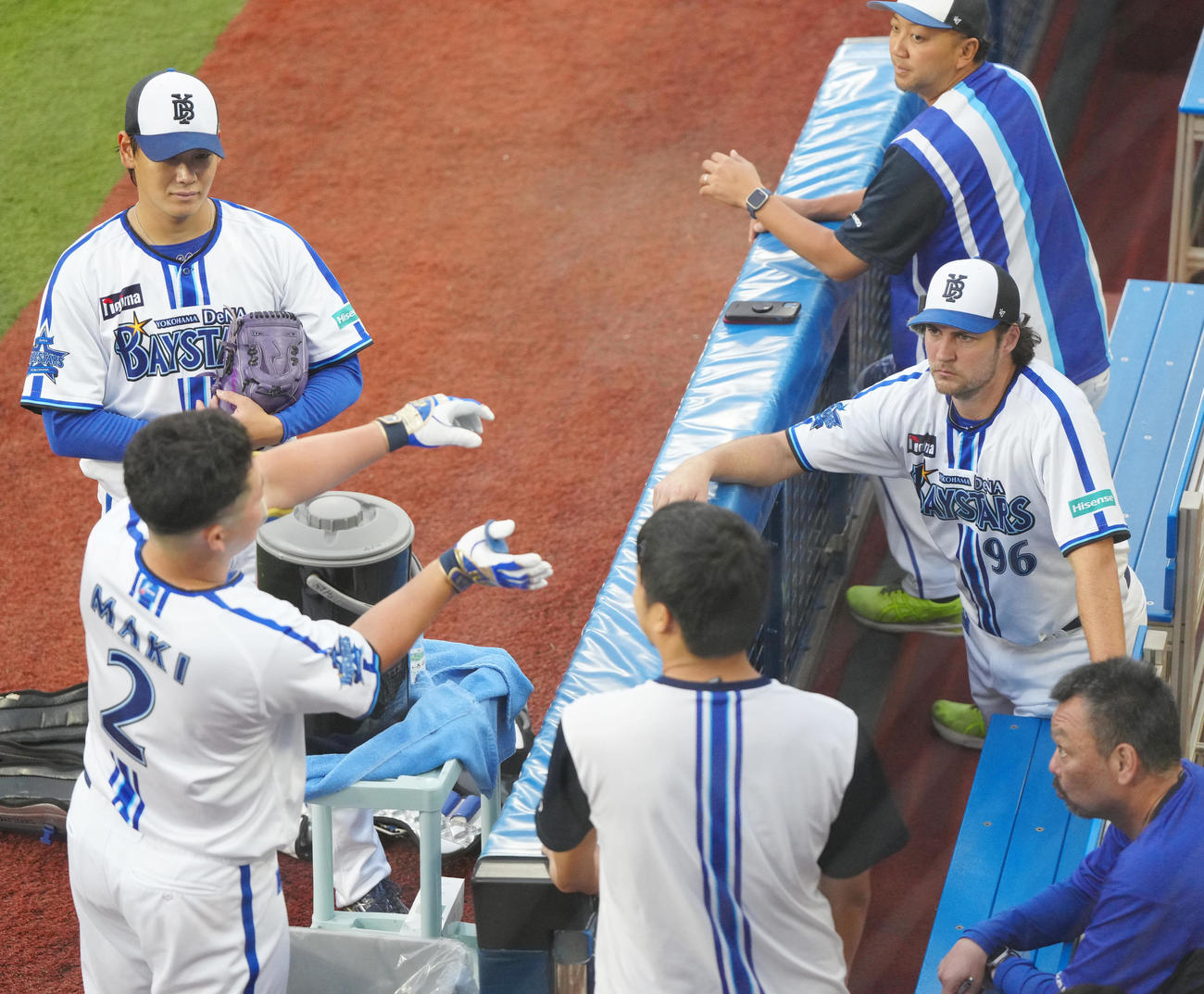 実戦形式の打撃練習中、DeNA牧（左手前）と話すバウアー（右中央）（撮影・江口和貴）