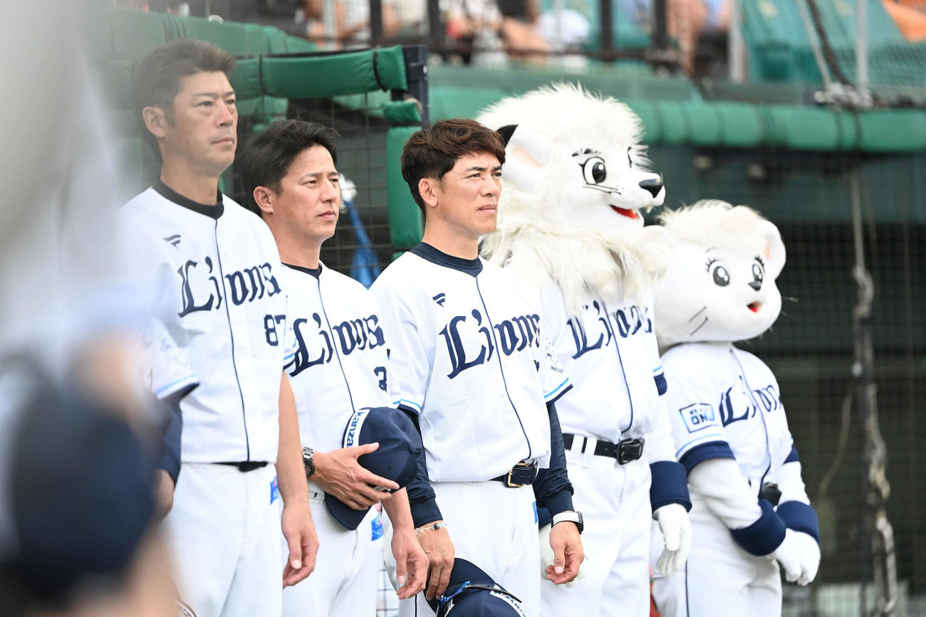 整列して試合開始に備える、左から黒田哲史、平石洋介ヘッドコーチ、西武松井稼頭央監督（2023年6月27日撮影）