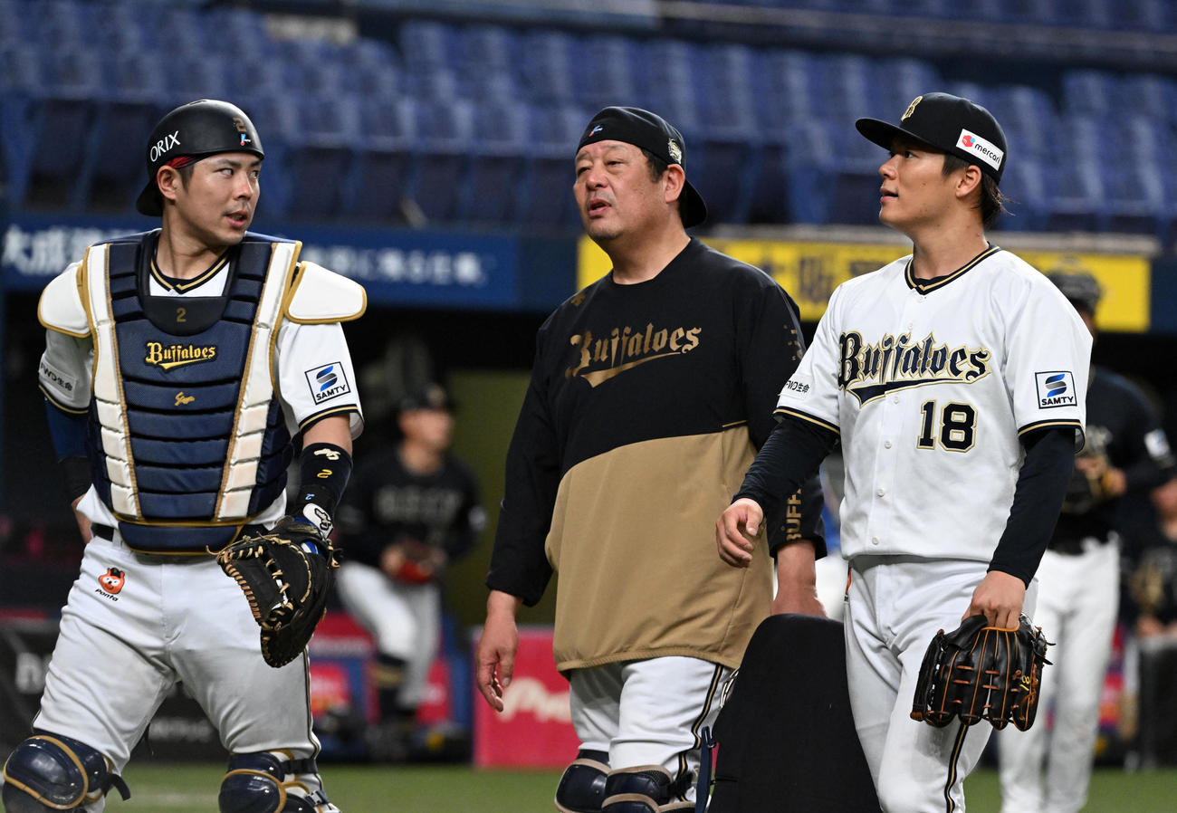 紅白戦　3回2失点の山本（右）は水本ヘッドコーチ（中央）、若月と話す（撮影・前岡正明）