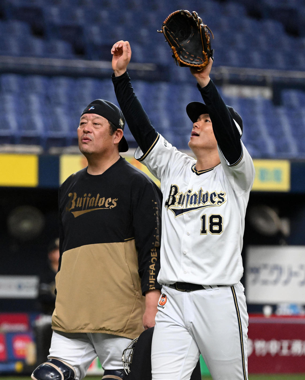 紅白戦　3回2失点の山本（右）は水本ヘッドコーチと話す（撮影・前岡正明）