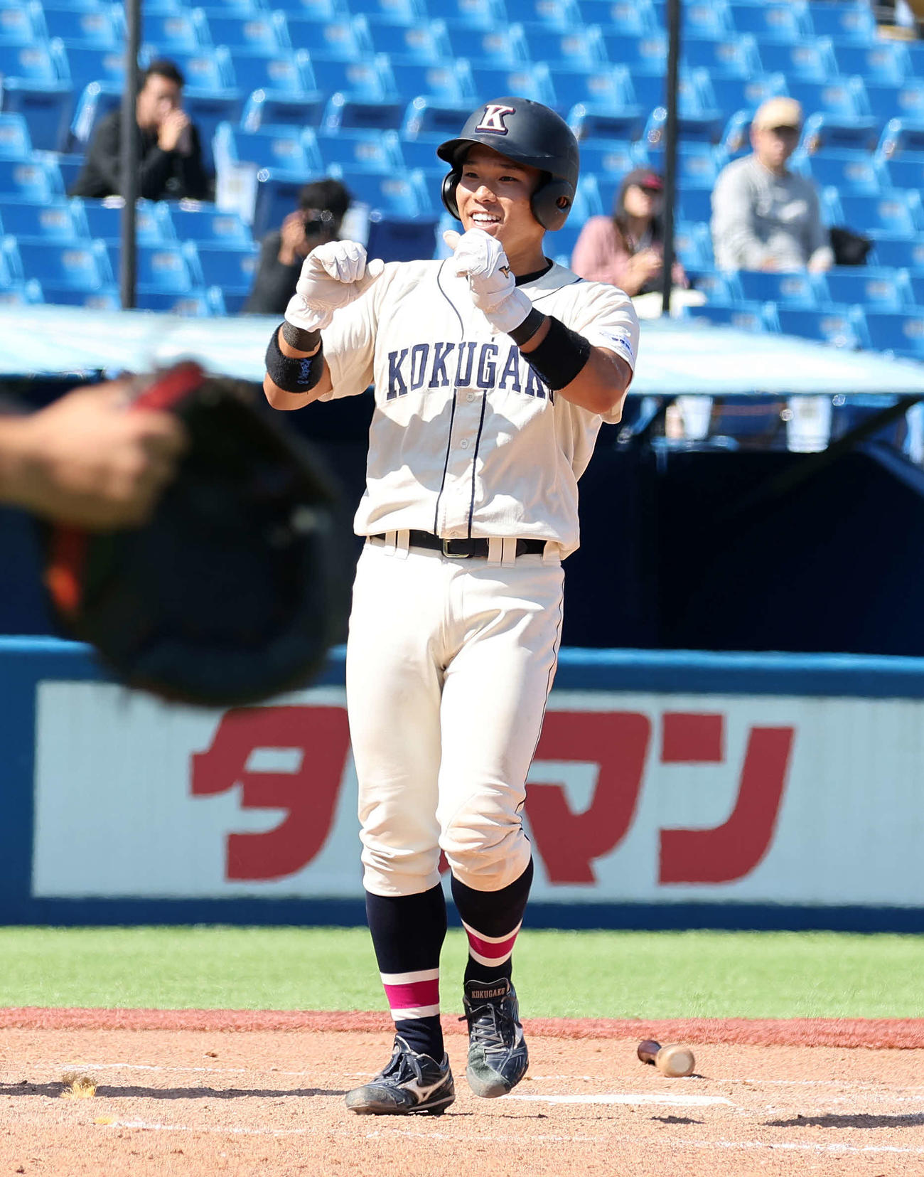 東洋大対国学院大　10回裏国学院大2死満塁、田中の死球でサヨナラのホームを踏む神里陸（撮影・鈴木正人）