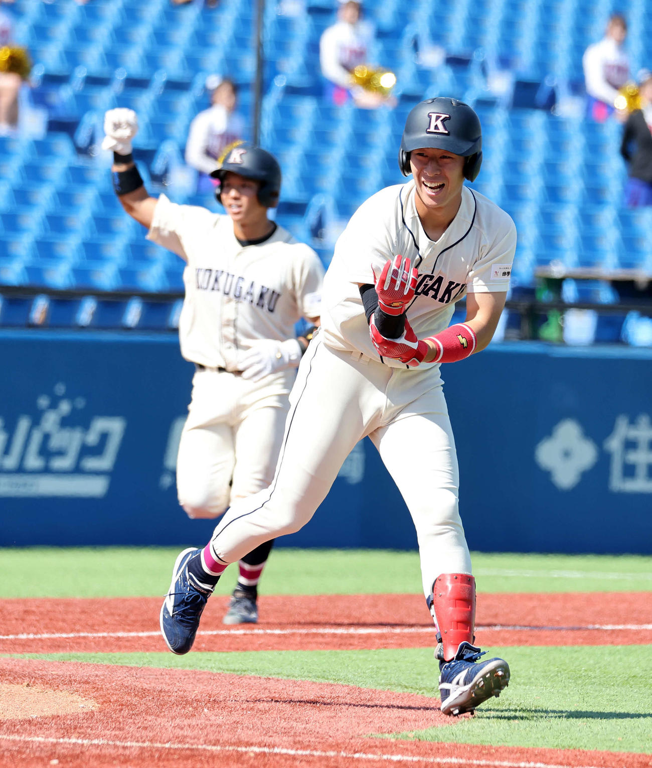 東洋大対国学院大　10回裏国学院大2死満塁、サヨナラ死球の田中大貴は笑顔で一塁に向かう。後方は生還する神里（撮影・鈴木正人）