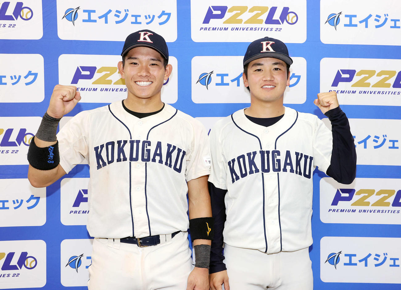 東洋大対国学院大　勝利し笑顔でガッツポーズする国学院大・神里（左）と新名（撮影・鈴木正人）