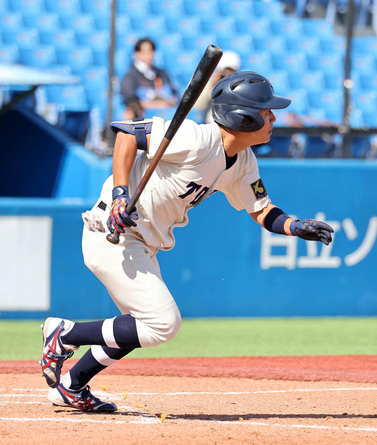 東洋大対国学院大　5回表東洋大2死三塁、秋元は二塁適時内野安打を放つ（撮影・鈴木正人）