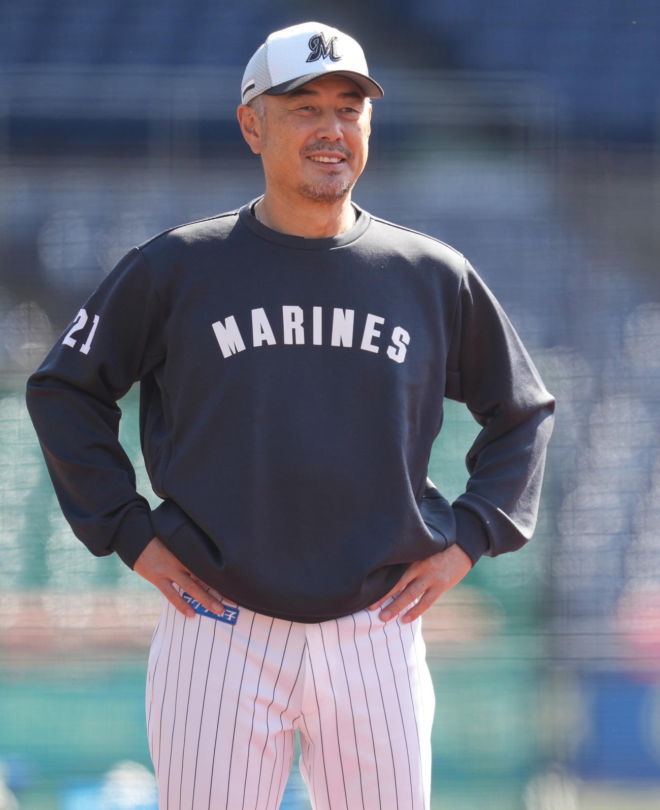 笑顔で練習を見守るロッテ吉井監督（撮影・鈴木みどり）