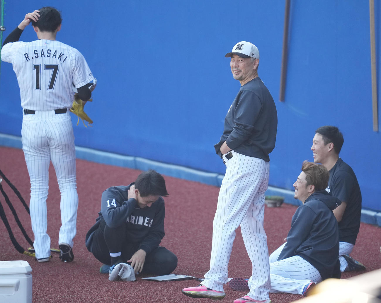 笑顔のロッテ吉井監督（中央）。左は佐々木朗（撮影・鈴木みどり）