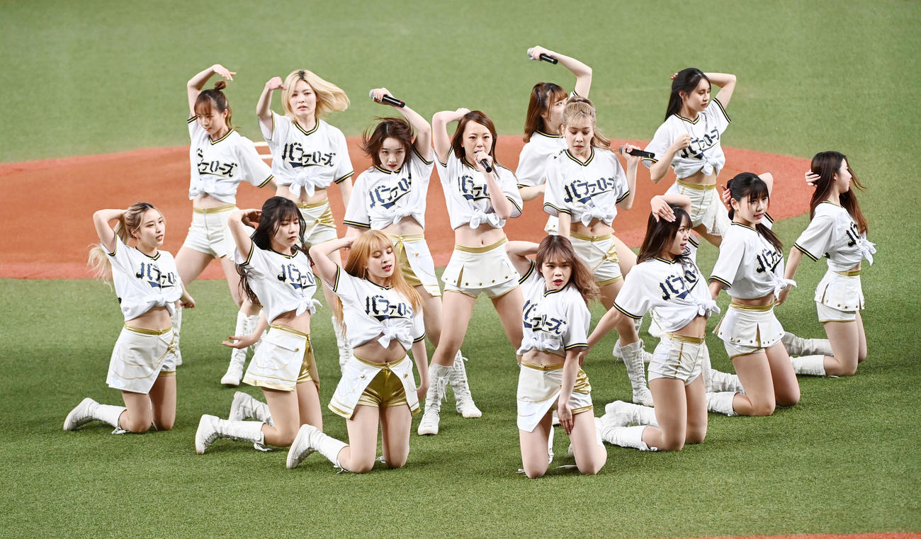 オリックスの球団公式ダンス＆ボーカルユニット「BsGIrls」（2023年5月撮影）