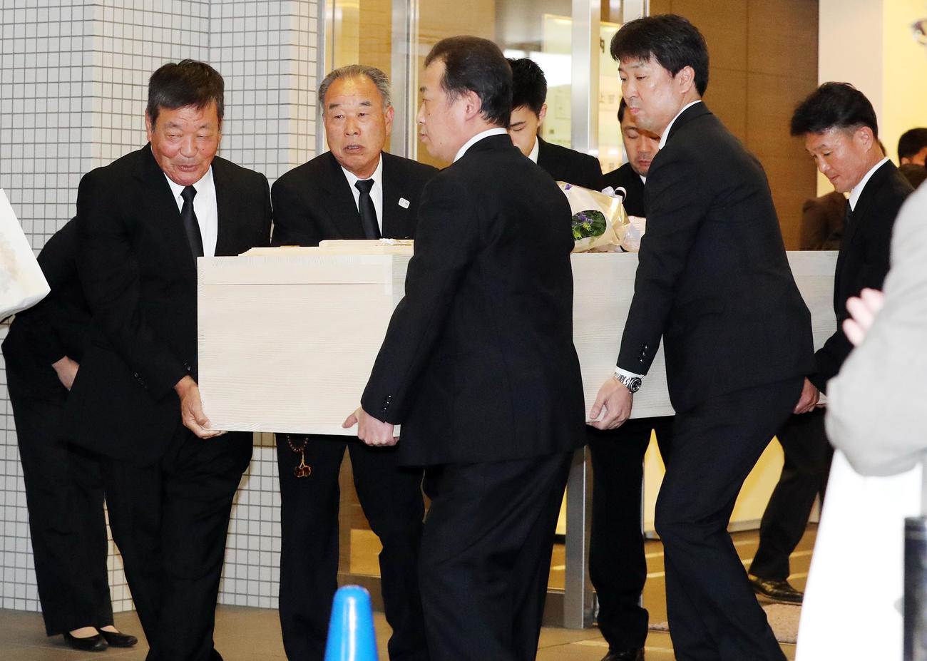 上田利治さんの告別式で、ひつぎを持つ、左から山口高志氏、住友平氏ら（2017年7月6日撮影）