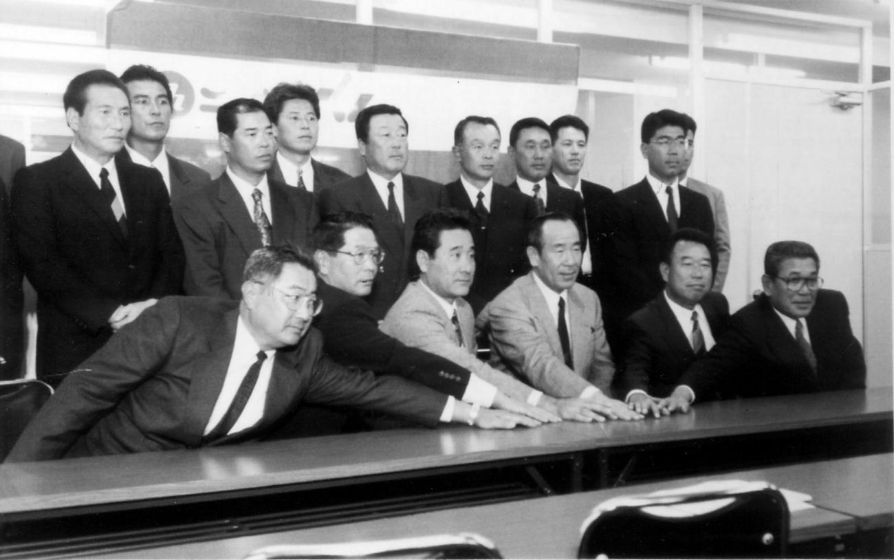 1994年11月　日本ハム組閣発表　（前列左から）長村裕之、加藤英司、中沢伸二、上田利治、住友平、大石清、（後列左から4人目より右に）柴田保光、佐野嘉幸、猿渡寛茂、淡河弘、山森雅文