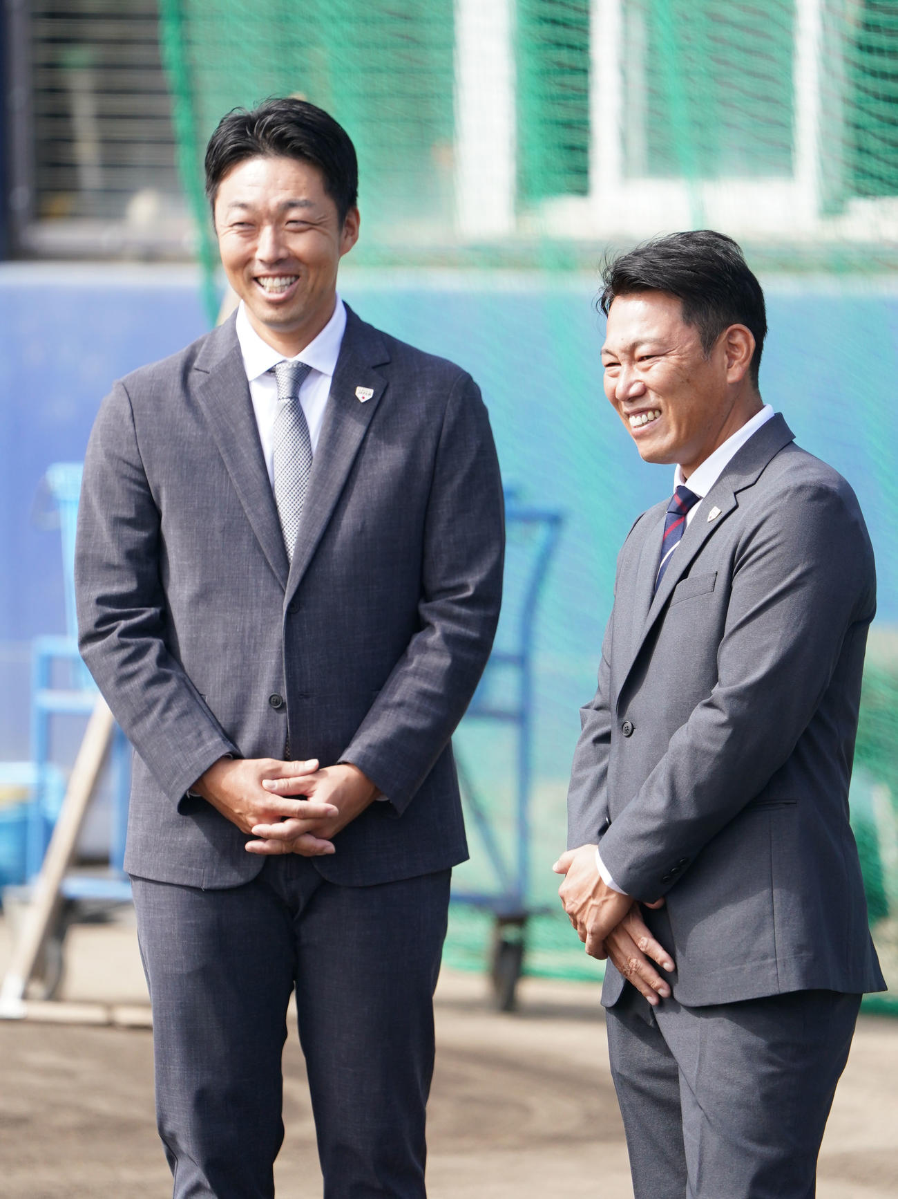 侍ジャパン井端監督（右）。左は吉見一起氏（2023年10月11日撮影）