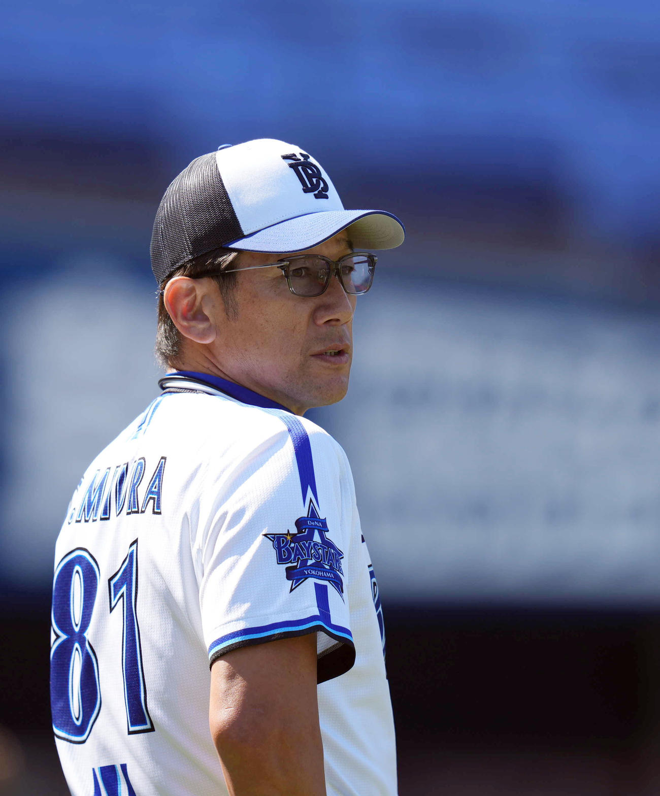 練習を見つめるDeNA三浦監督（撮影・狩俣裕三）
