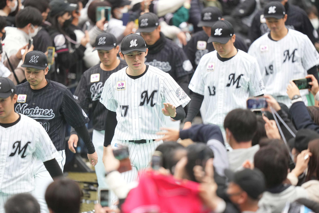昨年のファン感謝デーでに入場する佐々木朗佐々木朗希（中央）
