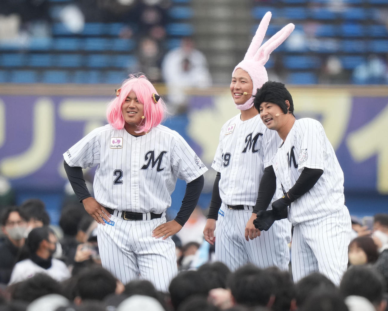 昨年のファン感謝デーでスパイファミリーのアーニャのかつらをかぶりゲームに参加する松川虎生（左）