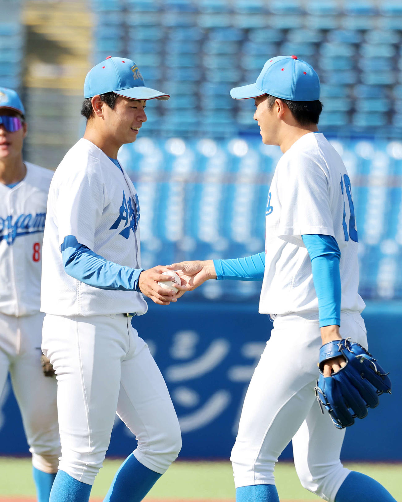 亜大対青学大　7回表、降板を告げられ青学大・常広（右）にボールを渡す下村（撮影・鈴木正人）